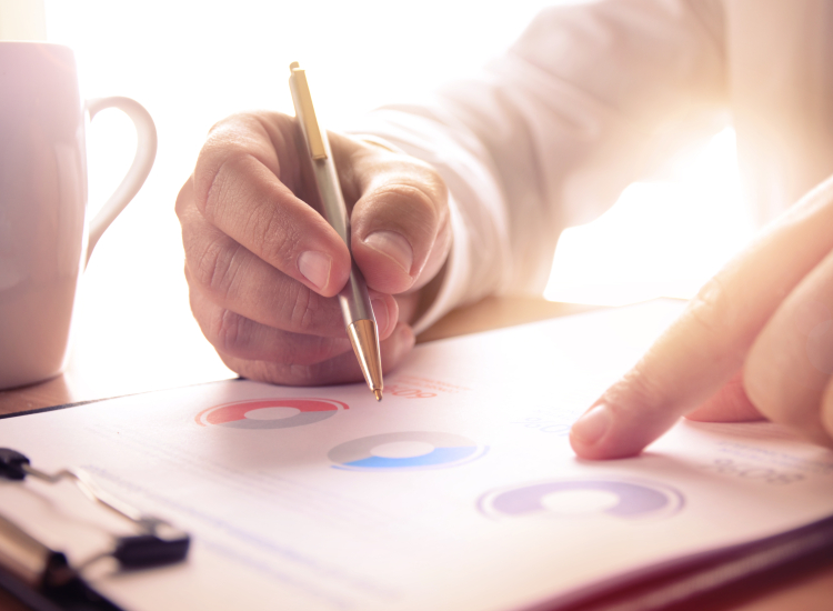 Medewerker analyseert onderzoeksrapport